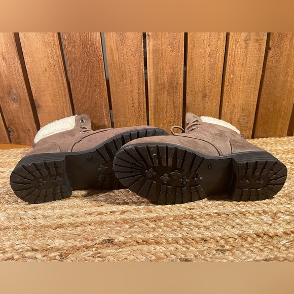 Bobbie Brooks Faux Suede Synthetic Fur Top Boots Sz 6/7 - Picture 4 of 6